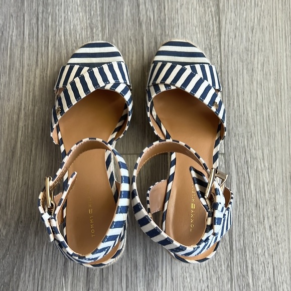 Tommy Hilfiger Yaslin 2 Wedge Sandal Size 8.5M - Picture 5 of 8